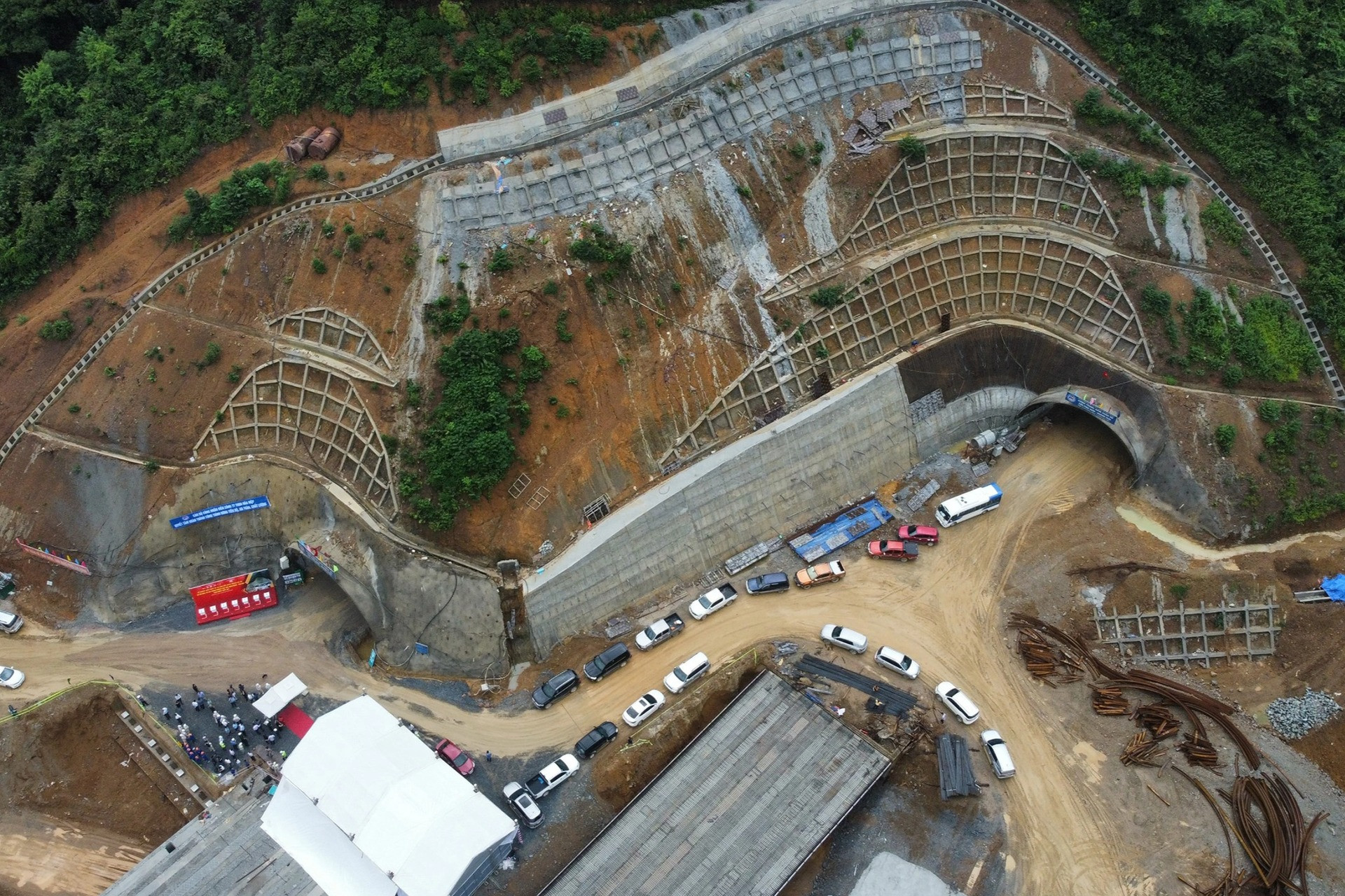 Chỉ một tháng nữa, hầm xuyên núi có địa chất phức tạp nhất trên cao tốc hơn 11.000 tỷ sẽ chính thức được mở rộng- Ảnh 2. Chỉ một tháng nữa, hầm xuyên núi có địa chất phức tạp nhất trên cao tốc hơn 11.000 tỷ sẽ chính thức được mở rộng- Ảnh 2.