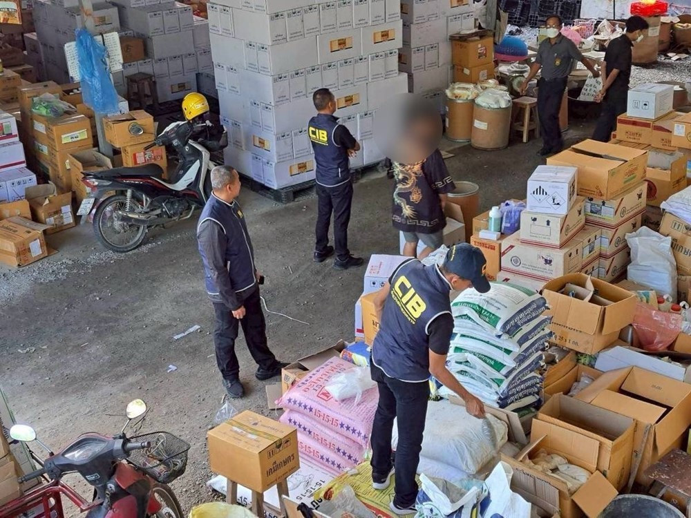 Đột kích kho hóa chất, tịch thu lô thuốc diệt cỏ, thuốc trừ sâu mang thương hiệu nổi tiếng, trị giá hơn 800 triệu đồng - ảnh 1