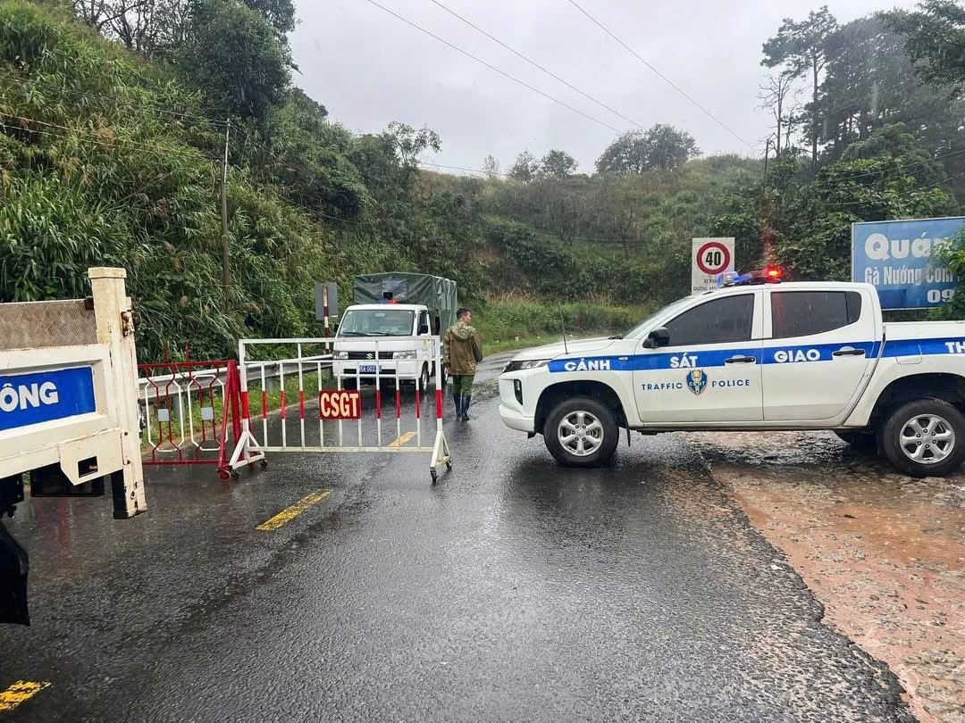 Cảnh sát giao thông Lâm Đồng chốt chặn không cho các phương tiện lưu thông. 584472299-122121885164991645-1170614363650353361-n.jpg