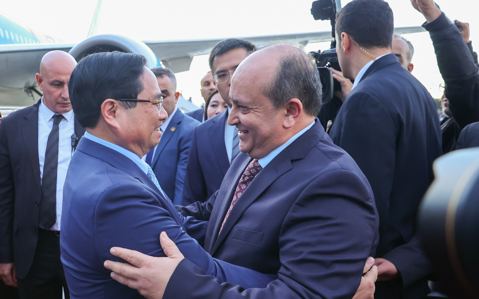 Thủ tướng Sifi Ghrieb ra sân bay đón Thủ tướng Phạm Minh Chính thăm chính thức Algeria