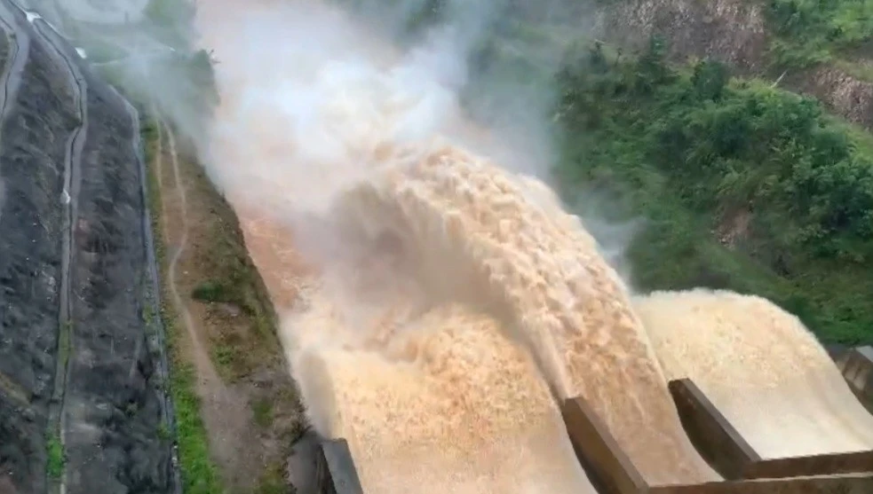 Hàng loạt thuỷ điện xả tràn, hạ du Đắk Lắk nguy cấp