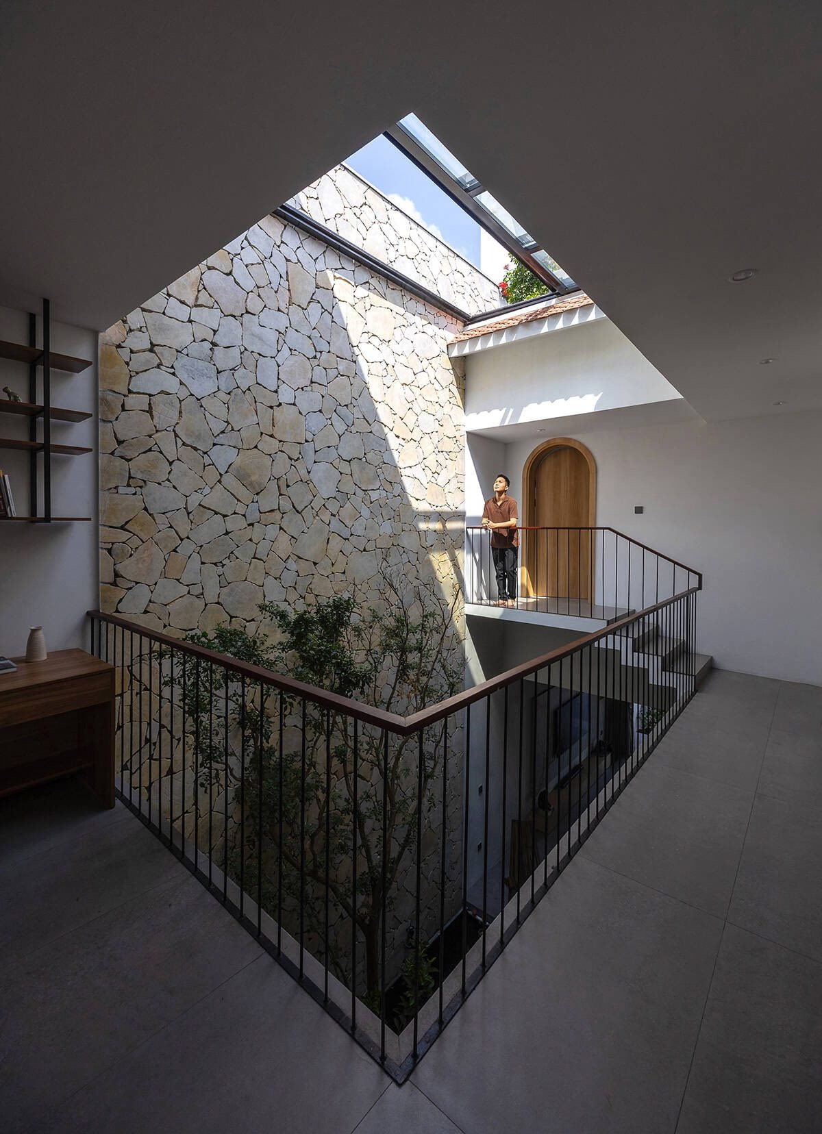 Độc đáo với căn hộ có kiến trúc 'lát cắt viên ngọc', phá vỡ chuẩn nhà Việt truyền thống- Ảnh 5.