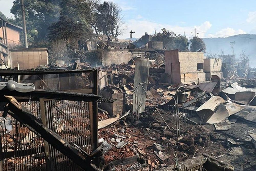 Hỏa hoạn kinh hoàng thiêu rụi khu vực gần 50.000m2, 170 ngôi nhà bị phá hủy: Huy động trực thăng cứu hộ xuyên đêm để dập lửa - ảnh 2