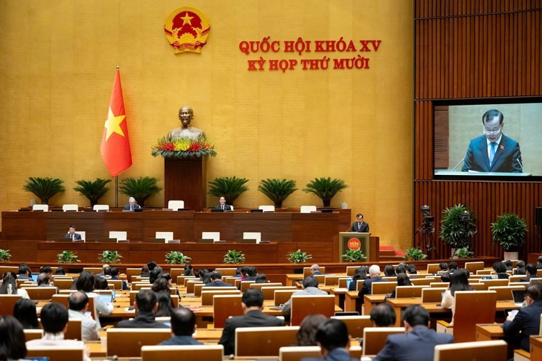 Chủ nhiệm Ủy ban Quốc phòng, An ninh và Đối ngoại Lê Tấn Tới báo cáo thẩm tra. Ảnh: QH 1911ptt2.jpg