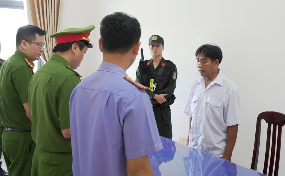 Bắt cán bộ viên chức sinh năm 1980 - ảnh 2