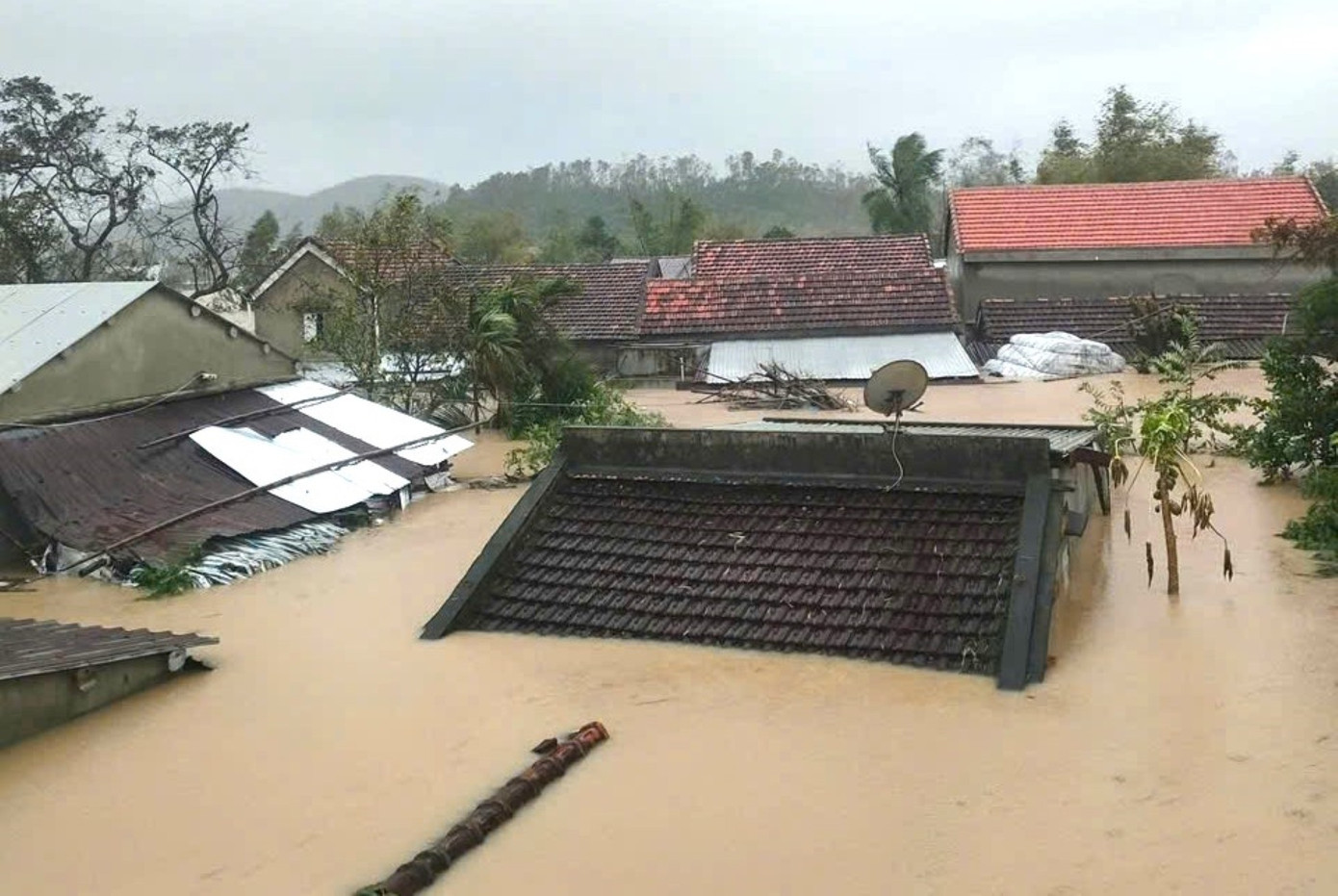 Nhiều khu vực ngập tới nóc nhà dân. tienphong-1-3765.jpg