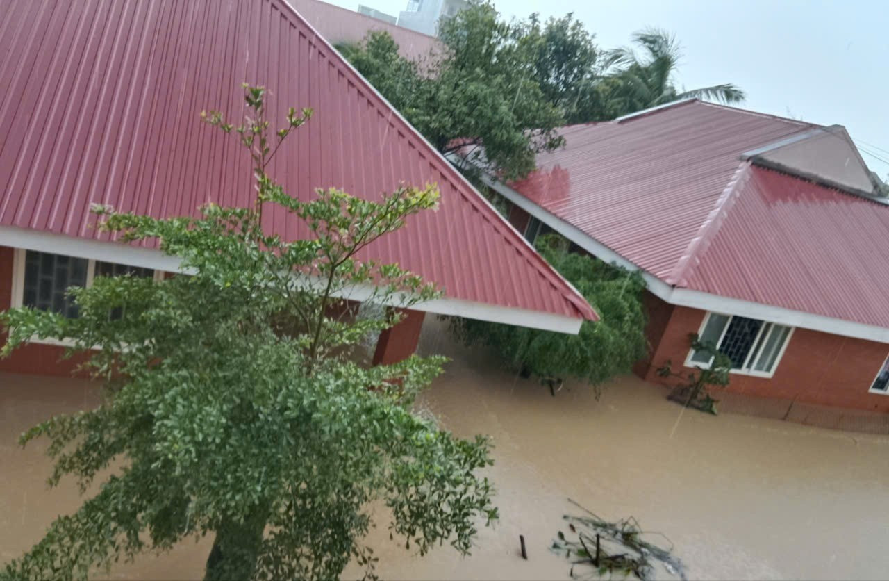 Khuôn viên Làng trẻ em SOS Quy Nhơn chìm trong nước lũ. z7241110852684-63a1ccbeb679c20b2f07b51568785fe4-7377.jpg