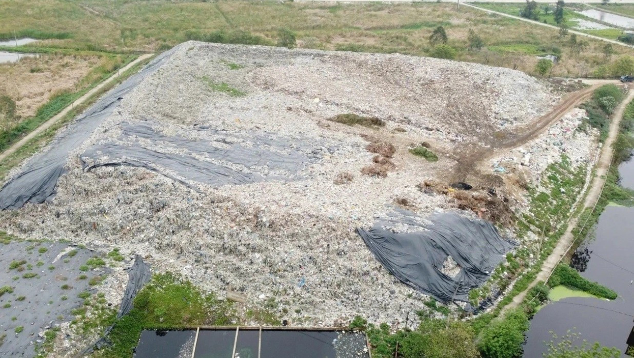 Bãi rác cao như núi tồn tại suốt nhiều năm, gây ô nhiễm ở khu du lịch Sầm Sơn. r1.jpg