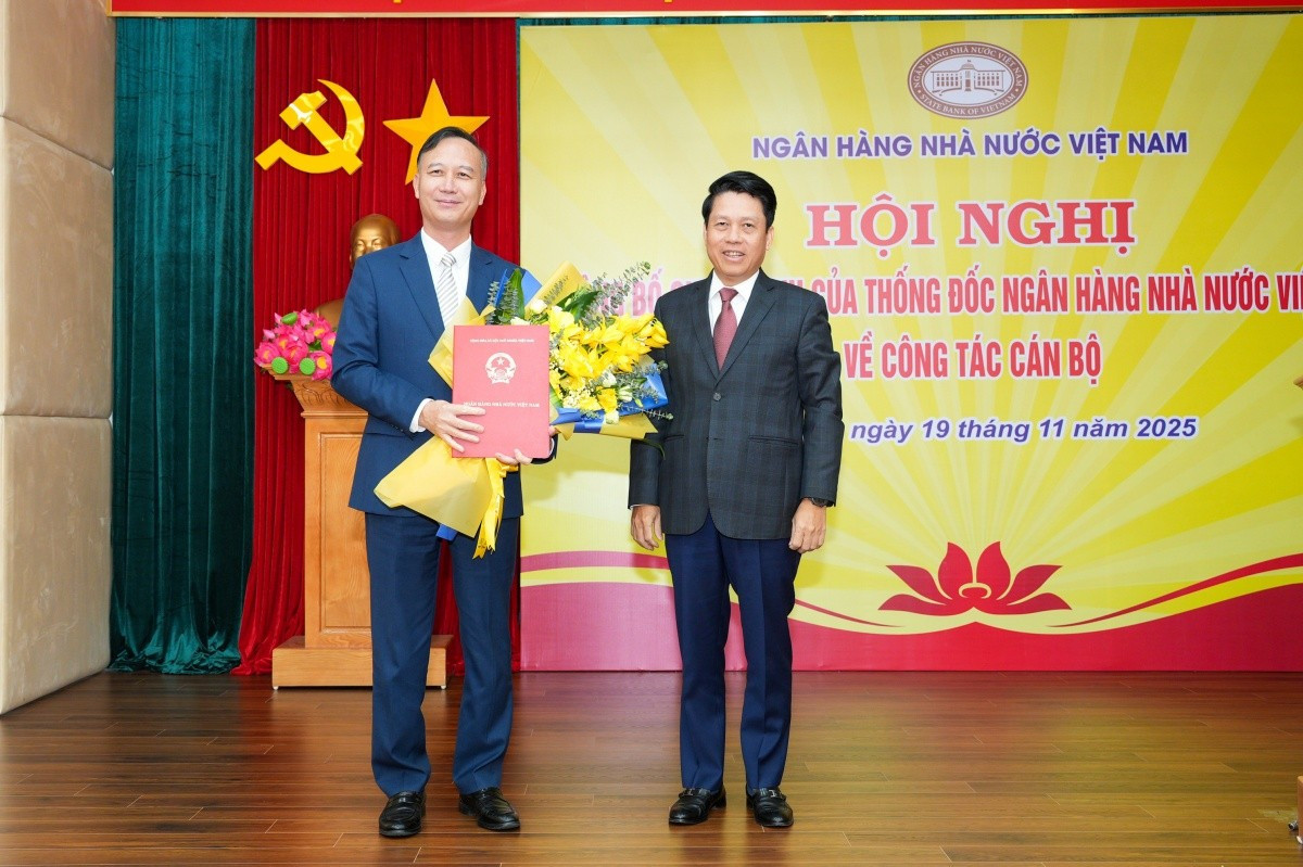 Phó Thống đốc Phạm Tiến Dũng trao quyết định cho ông Cao Văn Bình. cic.jpg