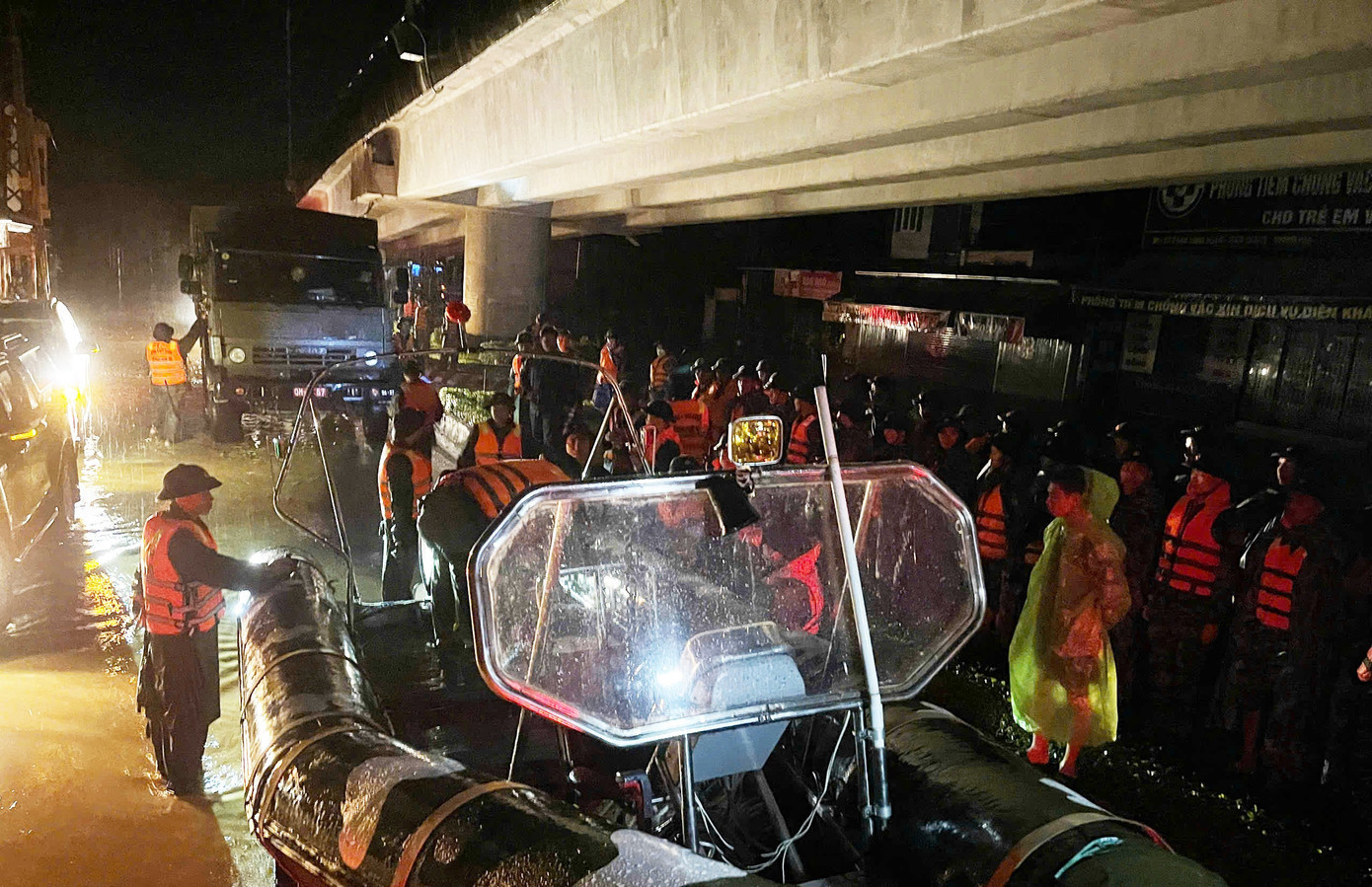 Vùng 4 Hải quân triển khai lực lượng và phương tiện giúp nhân dân phường Tây Nha Trang. 3.jpg