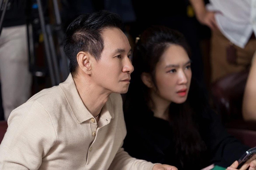 Nam đạo diễn Việt từng chi tiền tỷ giật sập 15 căn nhà, sở hữu series phim 1.500 tỷ, nay hạnh phúc bên vợ Thạc sĩ kém 17 tuổi - ảnh 2