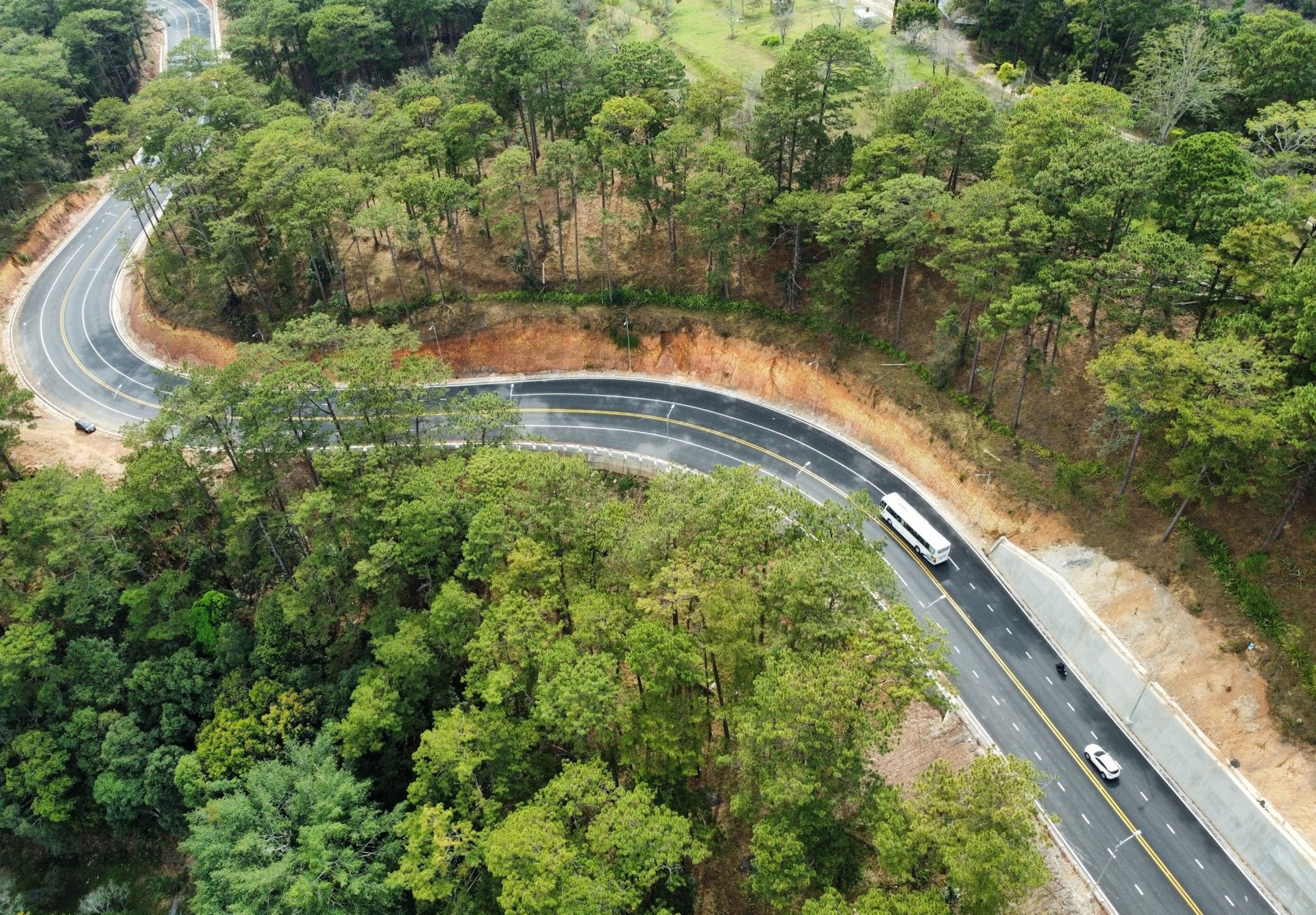 Cung đèo hơn 550 tỷ sở hữu mặt đường rộng nhất Việt Nam vừa sạt lở: Có bóng dáng Đèo Cả, vẫn còn bảo hành 1 tháng- Ảnh 3.