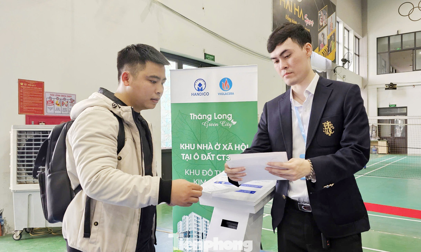 Cán bộ hỗ trợ hướng dẫn người dân sử dụng hệ thống máy bấm nút lấy số thứ tự. tp-bam-so-nha-o-xa-hoi-ct3-kim-chung.jpg