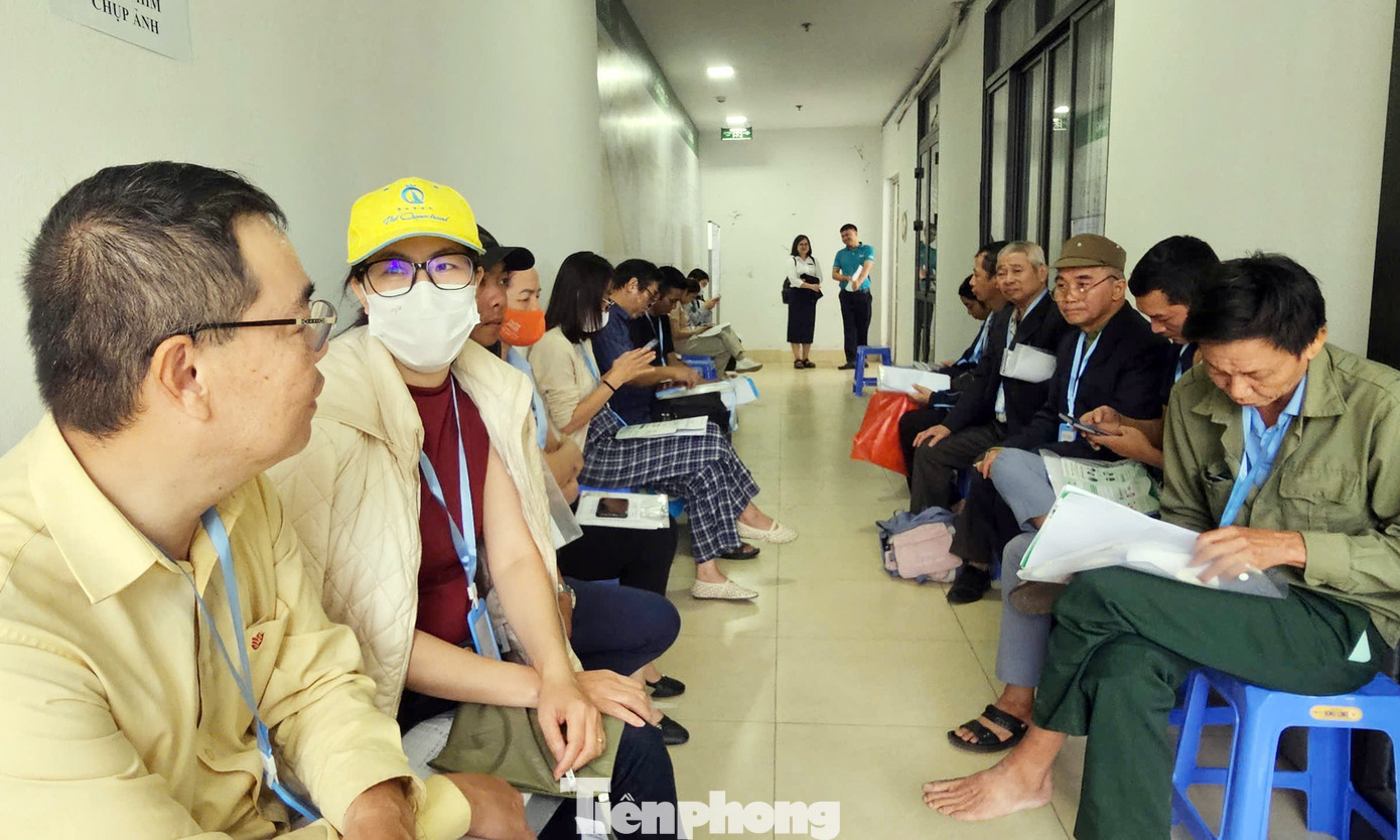 Trường hợp đến lượt nộp hồ sơ sẽ được cán bộ hướng dẫn lên khu vực tiếp nhận hồ sơ. tp-bam-so-nha-o-xa-hoi-ct3-kim-chung7.jpg