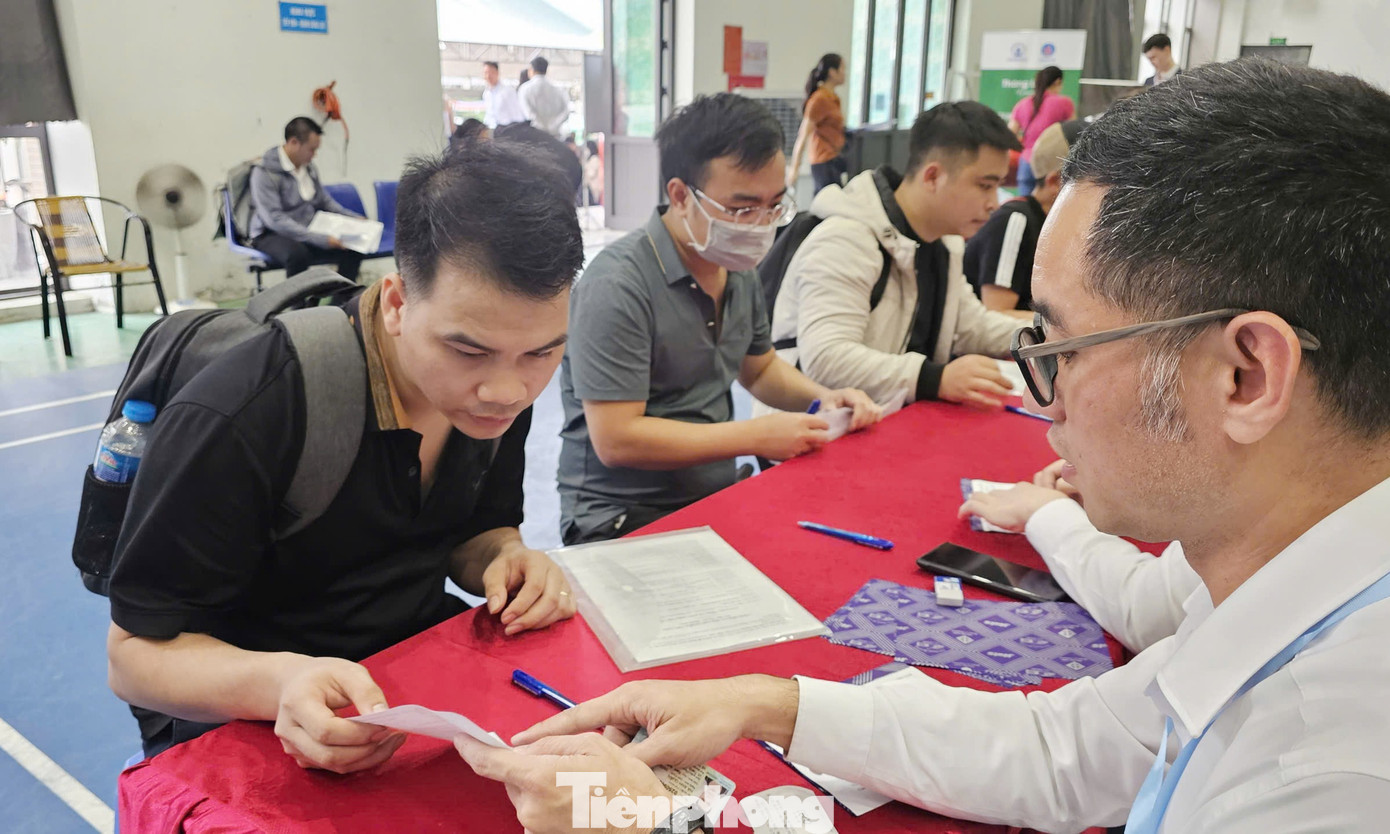 Tiếp đến là viết phiếu hẹn thời điểm nộp hồ sơ cho người dân. Dự kiến mỗi ngày chủ đầu tư sẽ tiếp nhận 50-70 bộ hồ sơ. tp-bam-so-nha-o-xa-hoi-ct3-kim-chung1.jpg