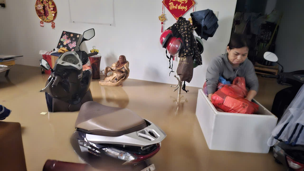 Lũ tràn vào nhà dân ở phường Tây Nha Trang. z7243544536495-3ed35443b92bbe8ed576250612be7b66.jpg