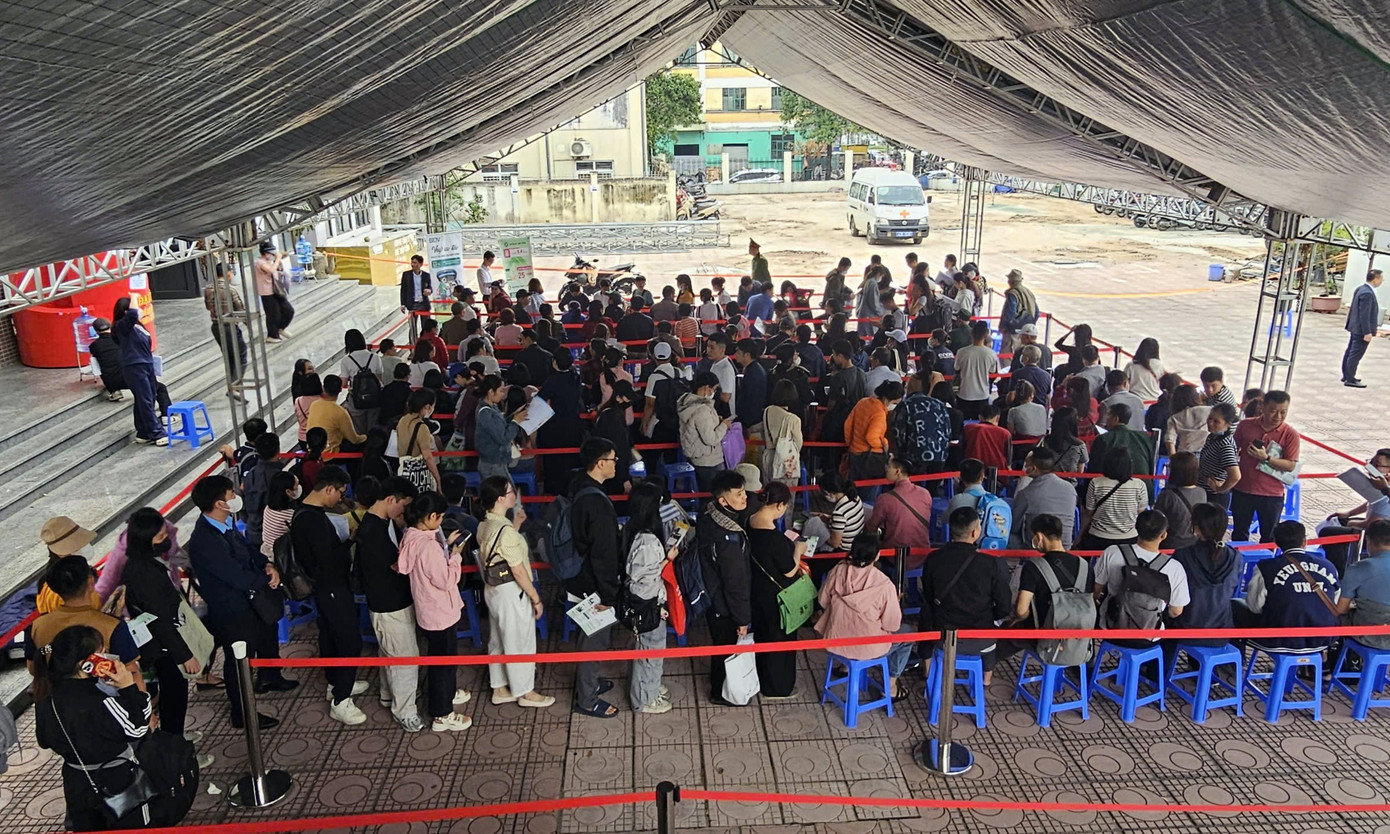 Tiếp đến người dân được hướng dẫn xếp hàng theo thứ tự tại khu vực chờ được chủ đầu tư bố trí sẵn. bam-so-nha-o-xa-hoi-ct3-kim-chung9.jpg