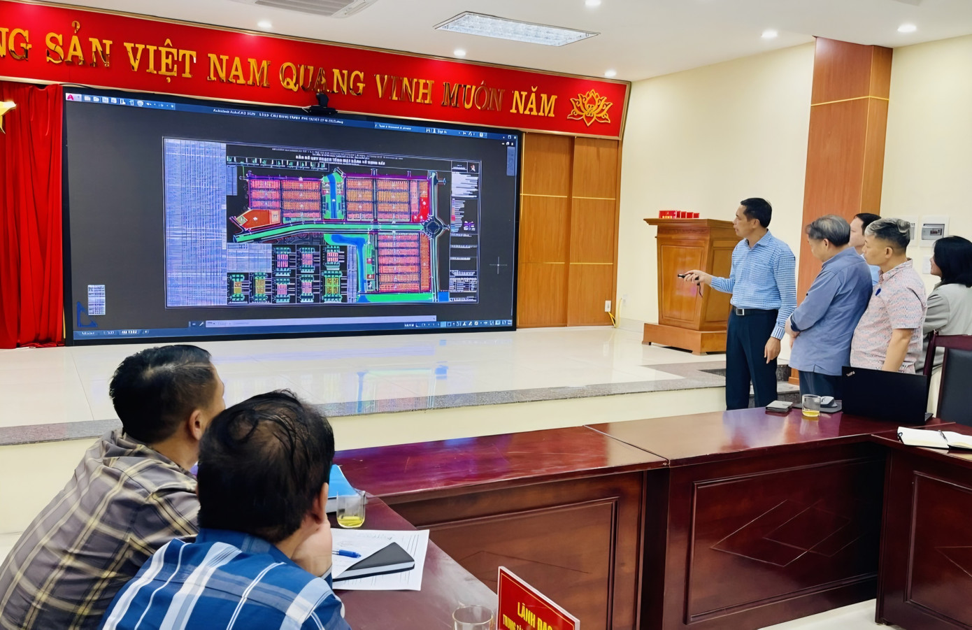 Ông Vũ Văn Diện Phó Chủ tịch Thường trực UBND tỉnh Quảng Ninh (người đứng bên trái ngoài cùng) trao đổi phương án giám sát và thúc đẩy tiến độ dự án với các nhà đầu tư thứ cấp. 1000006331.jpg