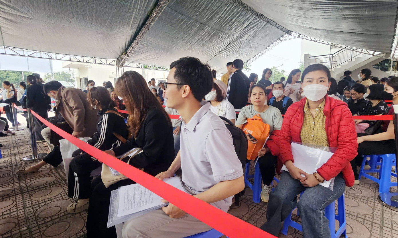 Người dân nghiêm túc chấp hành theo hướng dẫn để chờ đến lượt vào bấm số. bam-so-nha-o-xa-hoi-ct3-kim-chung6.jpg