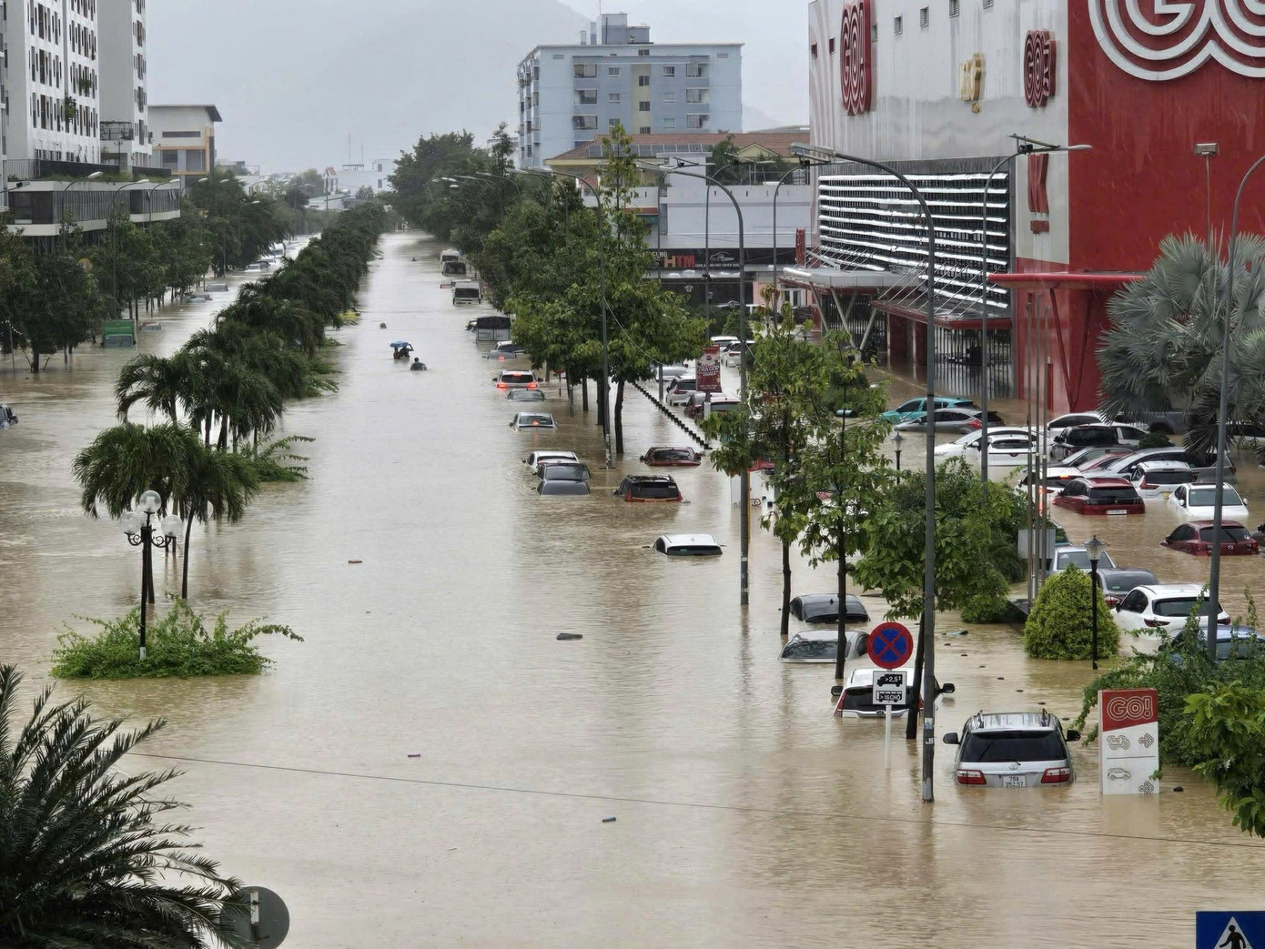 Nước lũ nhấn chìm nhiều nơi tại phường Tây Nha Trang. z7243530460302-975edbe23a132c89ccb67274e9ad0c3f.jpg