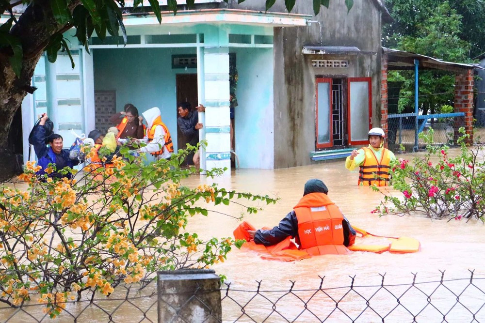 Bãi biển 'đẹp nhất hành tinh' của Việt Nam tan hoang sau trận lũ lịch sử - ảnh 1