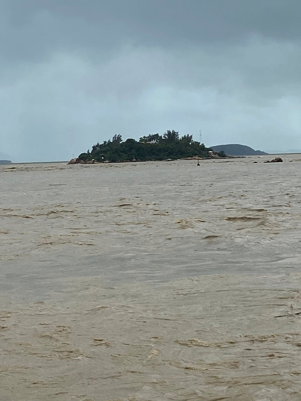 Bãi biển 'đẹp nhất hành tinh' của Việt Nam tan hoang sau trận lũ lịch sử - ảnh 8