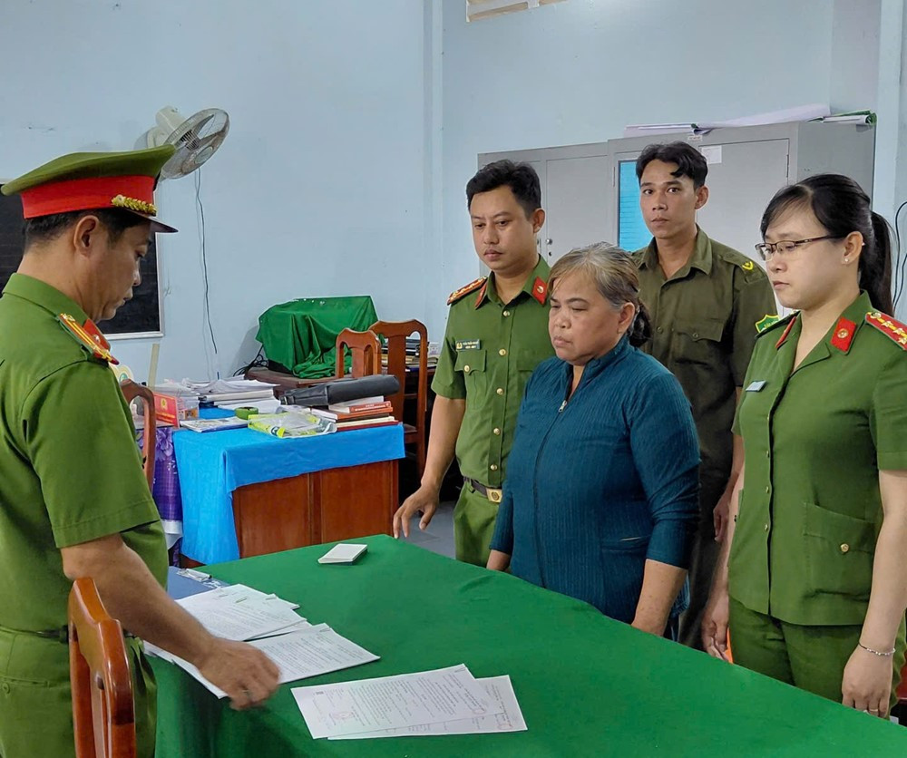 Bắt cụ bà Nguyễn Thị Nghiệp, tịch thu 1 bộ bài tây và 1.300.000 đồng - ảnh 1