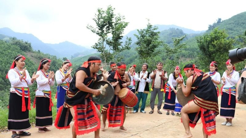 Tỉnh miền Trung của Việt Nam có nơi 'một con gà gáy, ba nước cùng nghe', có đỉnh núi cao được mệnh danh là 'nóc nhà' của Tây Nguyên - ảnh 2