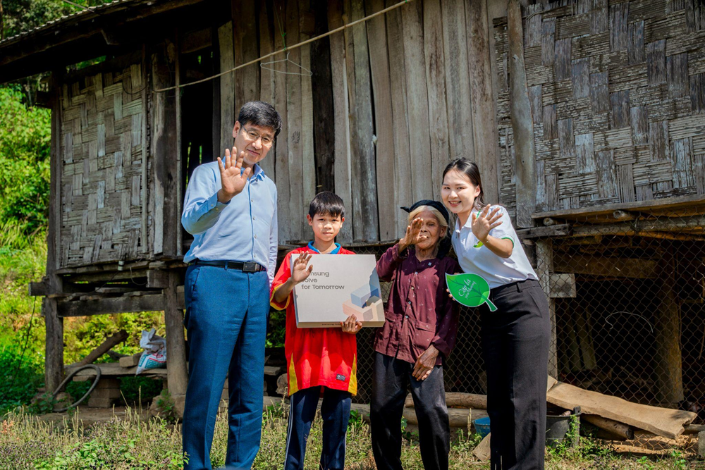 Món quà đặc biệt từ Tổng Giám đốc Samsung Việt Nam dành cho cậu bé mồ côi ở Thái Nguyên - ảnh 1