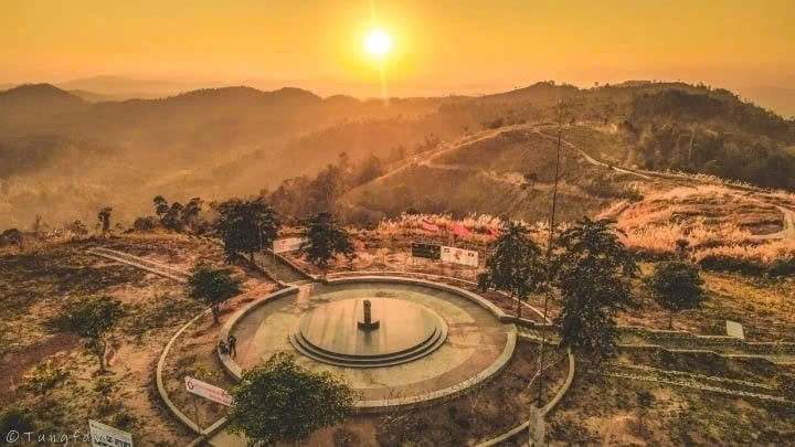 Tỉnh miền Trung của Việt Nam có nơi 'một con gà gáy, ba nước cùng nghe', có đỉnh núi cao được mệnh danh là 'nóc nhà' của Tây Nguyên - ảnh 3