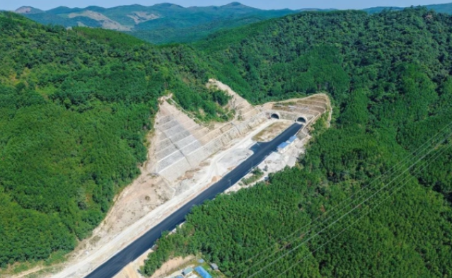 Sắp hoàn thành hầm đường bộ dài nhất tuyến cao tốc Bắc - Nam phía Đông do liên danh Đèo Cả thực hiện- Ảnh 1.