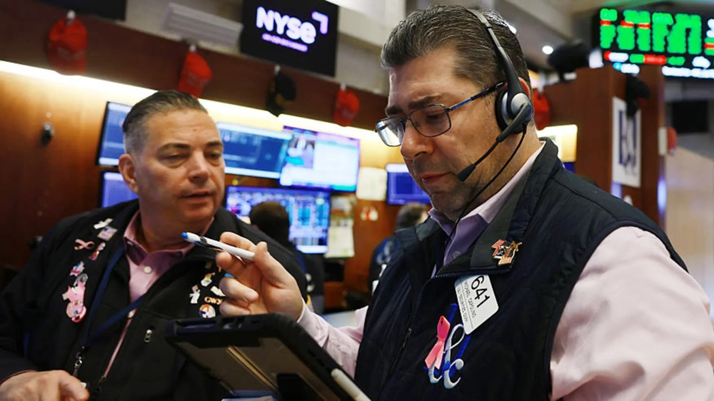Phố Wall bật mạnh, Dow Jones tăng 500 điểm sau tín hiệu từ Fed - ảnh 1
