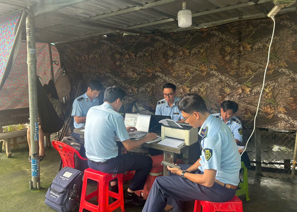 Phát hiện kho hàng hơn 5.400 cuộn vải không nguồn gốc, nhãn mác - ảnh 1