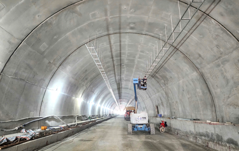 Sắp thông tuyến hầm xuyên núi kết nối 2 tỉnh hẹp ngang của Việt Nam- Ảnh 1. Sắp thông tuyến hầm xuyên núi kết nối 2 tỉnh hẹp ngang của Việt Nam- Ảnh 1.