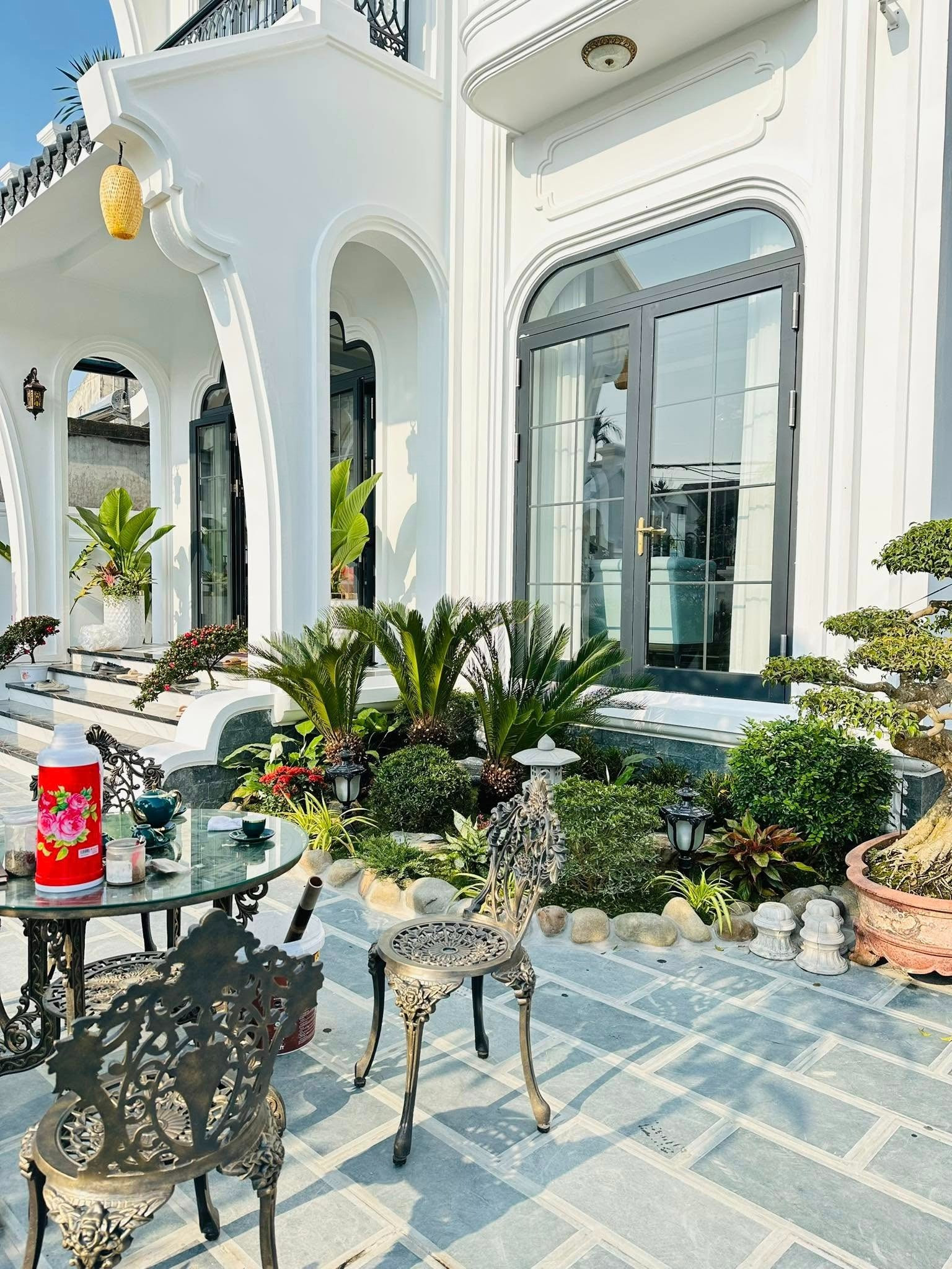 Bỏ phố về quê, gia chủ 35 tuổi xây biệt thự Indochine hoành tráng tại quê nhà Ninh Bình- Ảnh 2.