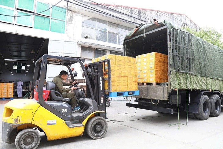 Huy động tối đa nhân lực, máy móc, xuyên đêm sản xuất 30 tấn lương khô cứu trợ đồng bào vùng lũ Trung Bộ - ảnh 3