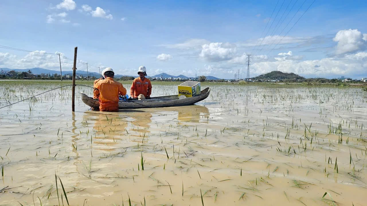 Nước rút đến đâu, nỗ lực cấp điện đến đó để giúp người dân sớm ổn định cuộc sống. sua-dien-1.jpg