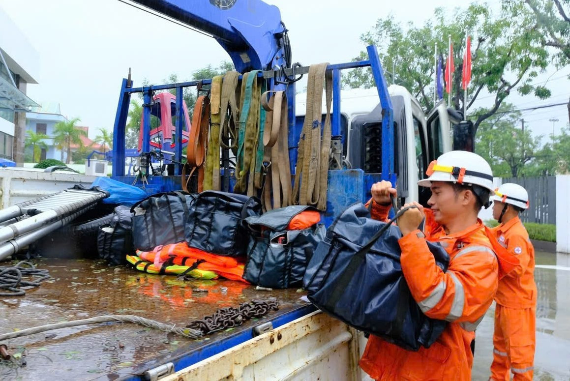 Công nhân điện lực chuẩn bị vật tư, thiết bị... lên đường hỗ trợ Đắk Lắk. sua-dien-4.jpg