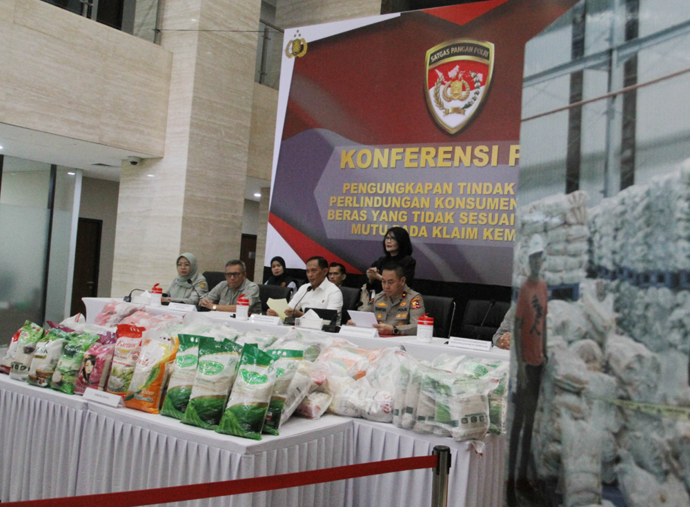 Đột kích xưởng sản xuất, tịch thu 12,5 tấn gạo và 1 xe vận chuyển, bắt khẩn cấp chủ doanh nghiệp M.L.H - ảnh 3