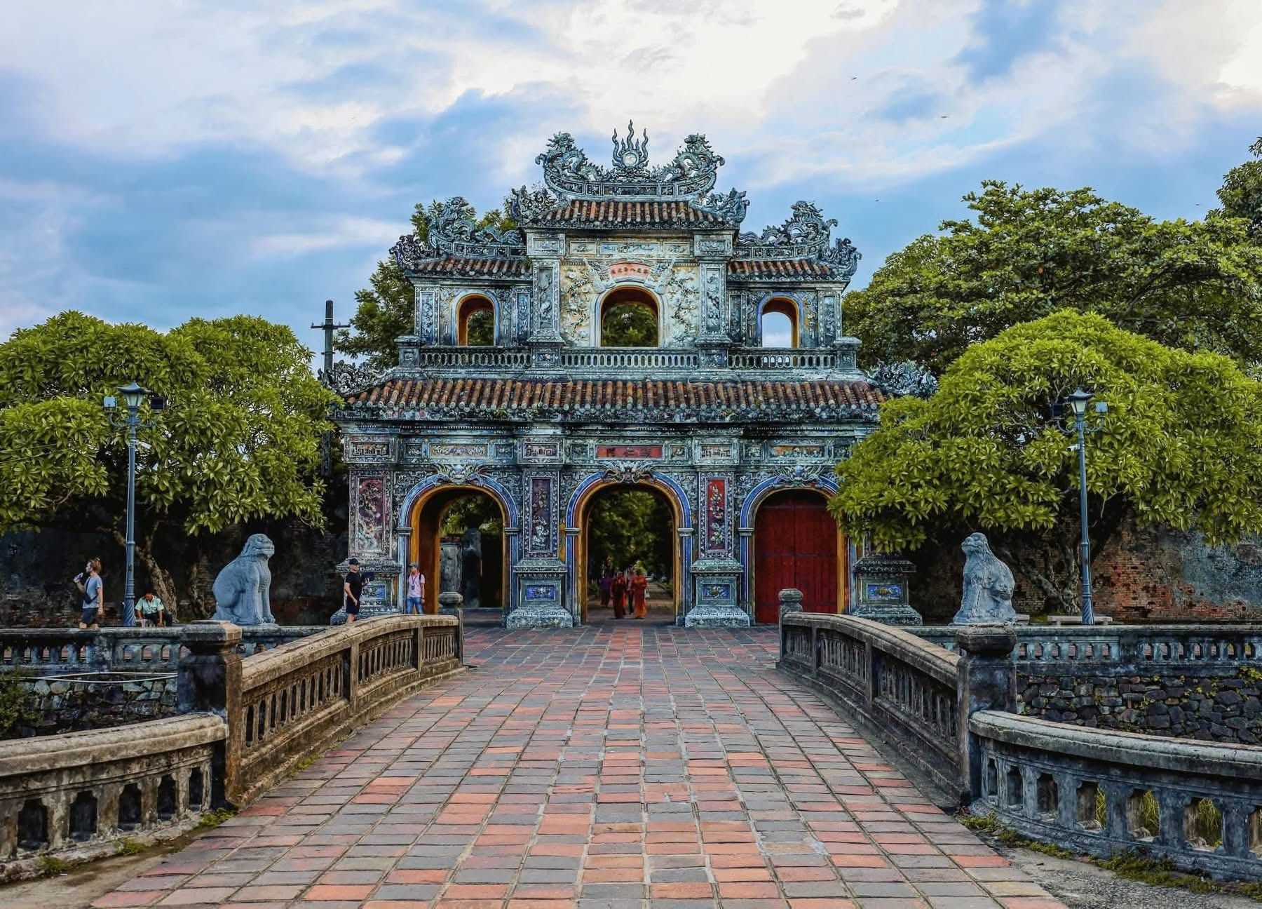 Cửa ra vào đẹp bậc nhất trong quần thể di sản cung đình Việt Nam: Tuyệt tác khảm sành sứ hơn 200 năm tuổi- Ảnh 1.