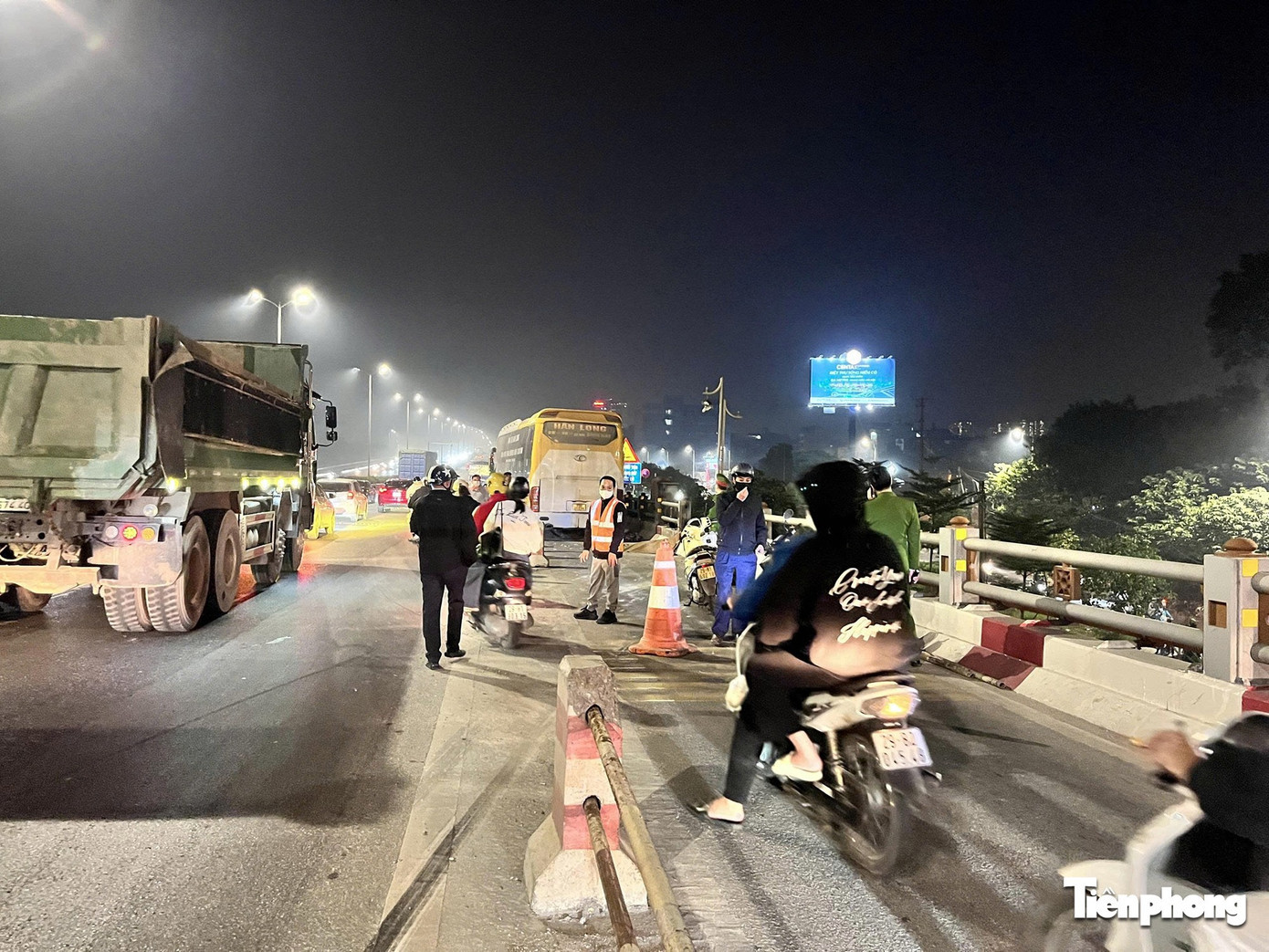 Một đoạn dải phân cách bị xe khách ủi tung. hien-truong-1-524.jpg