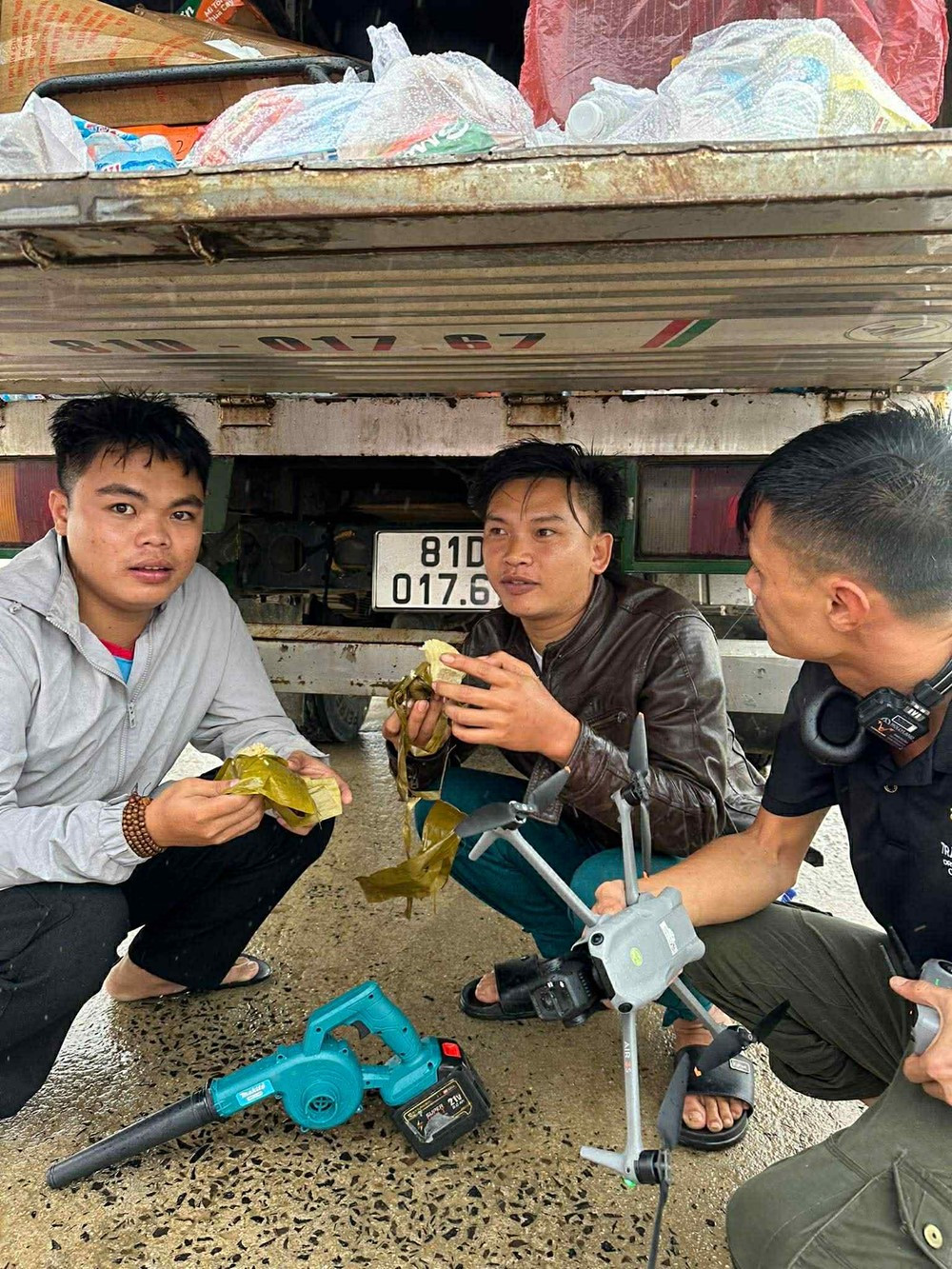 Chân dung chàng trai SN 2006 đi hàng trăm cây số, mang drone từ Nghệ An vào Phú Yên cứu trợ - ảnh 3