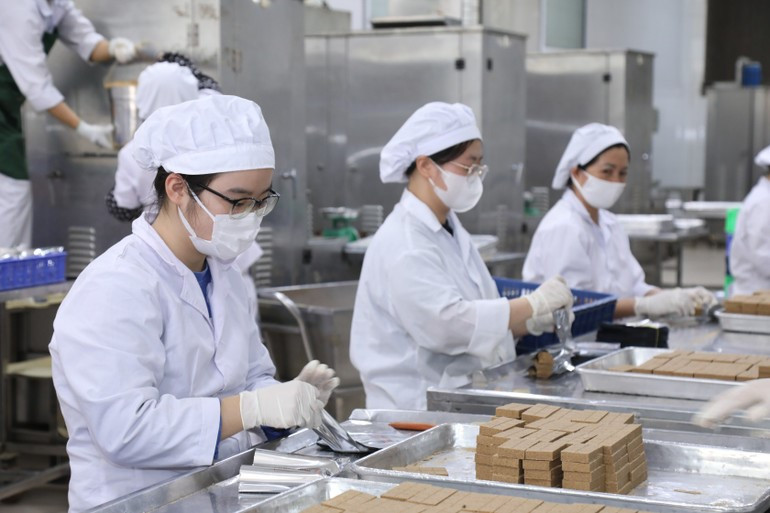 Huy động tối đa nhân lực, máy móc, xuyên đêm sản xuất 30 tấn lương khô cứu trợ đồng bào vùng lũ Trung Bộ - ảnh 2