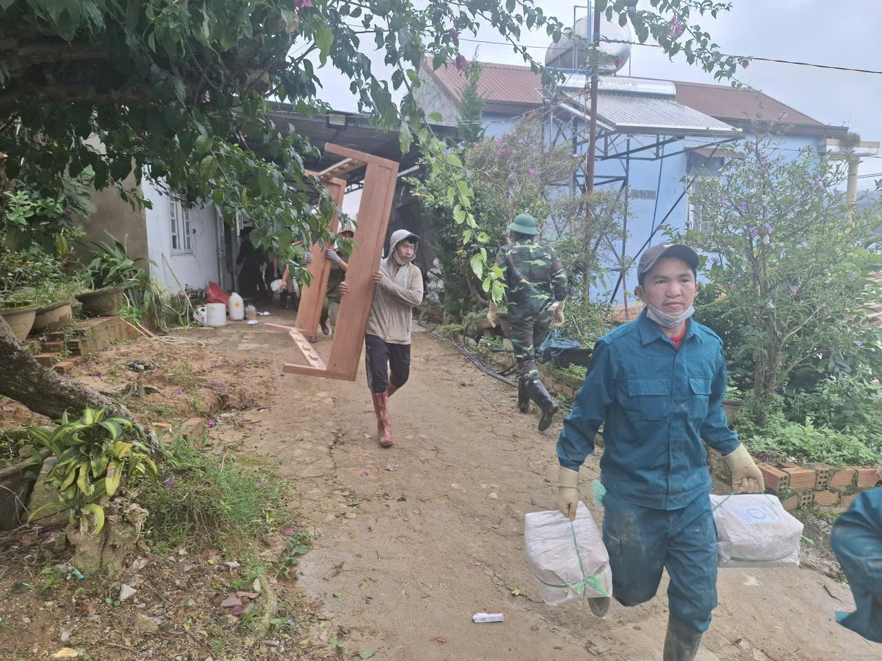 Các lực lượng chức năng khẩn trương di dời người dân cùng tài sản phía dưới đồi. z7254041071908-ef08a5dac63a3e2a2d4bc46d2a7805e4-9197-764.jpg