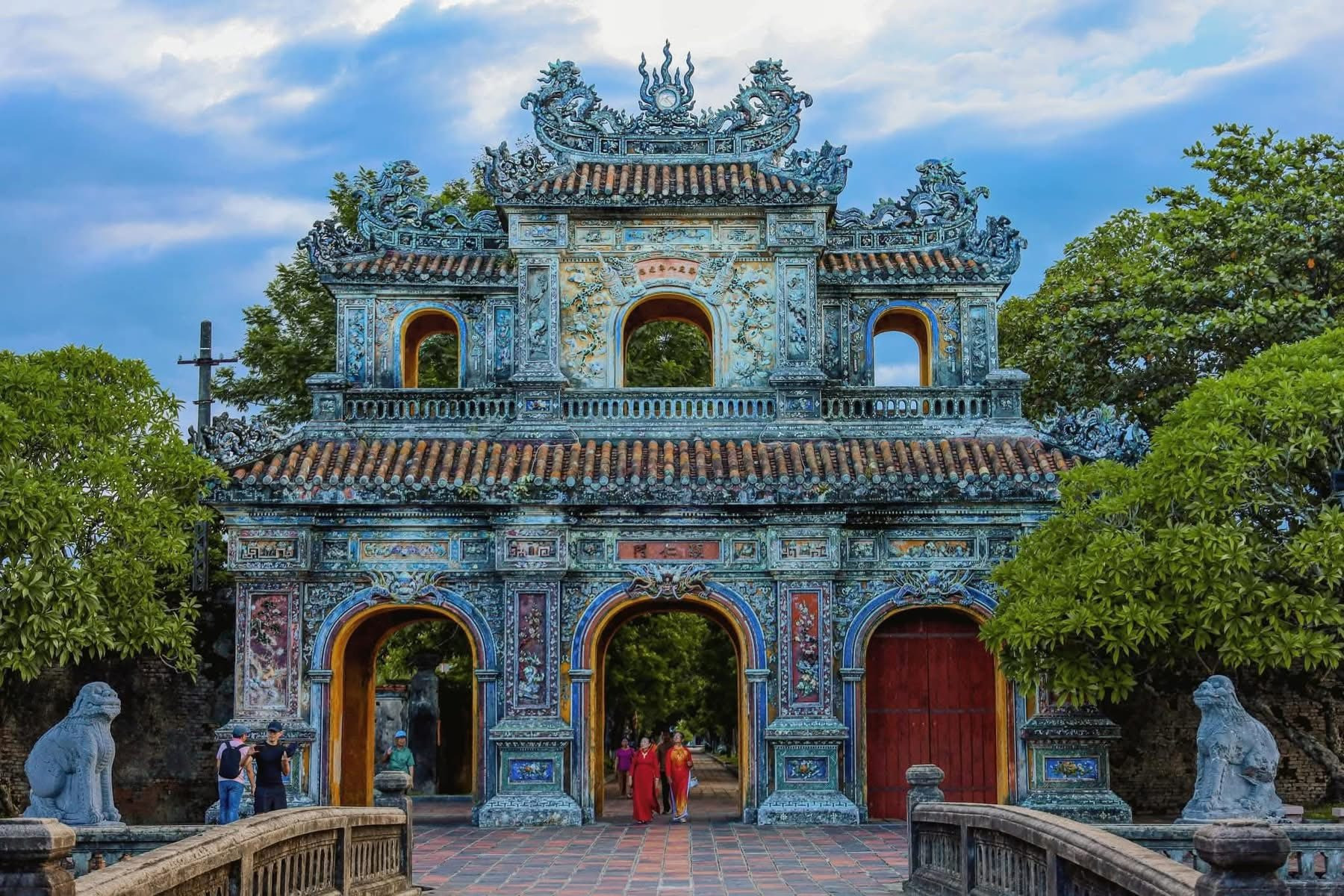 Cửa ra vào đẹp bậc nhất trong quần thể di sản cung đình Việt Nam: Tuyệt tác khảm sành sứ hơn 200 năm tuổi- Ảnh 3.