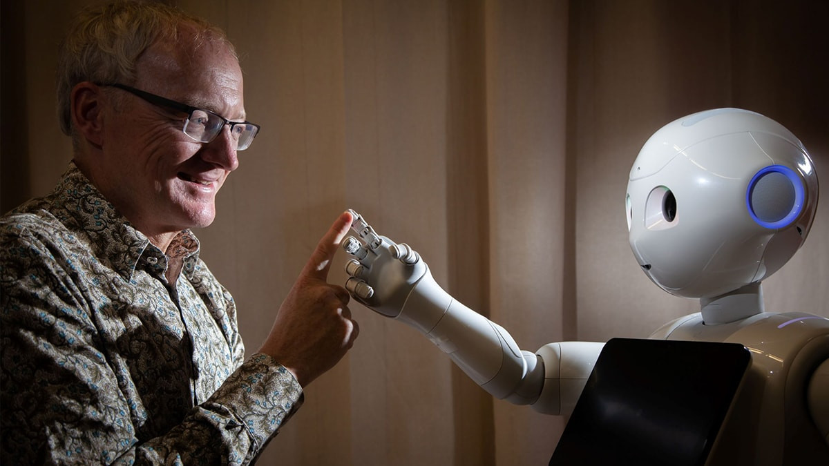 1. GS. Toby Walsh, chuyên gia hàng đầu về AI tại Úc, đánh giá cao tầm quan trọng của tọa đàm do VinFuture tổ chức trong bối cảnh vấn đề quản trị phát triển AI đang “nóng” trên toàn cầu. Ảnh: UNSW.