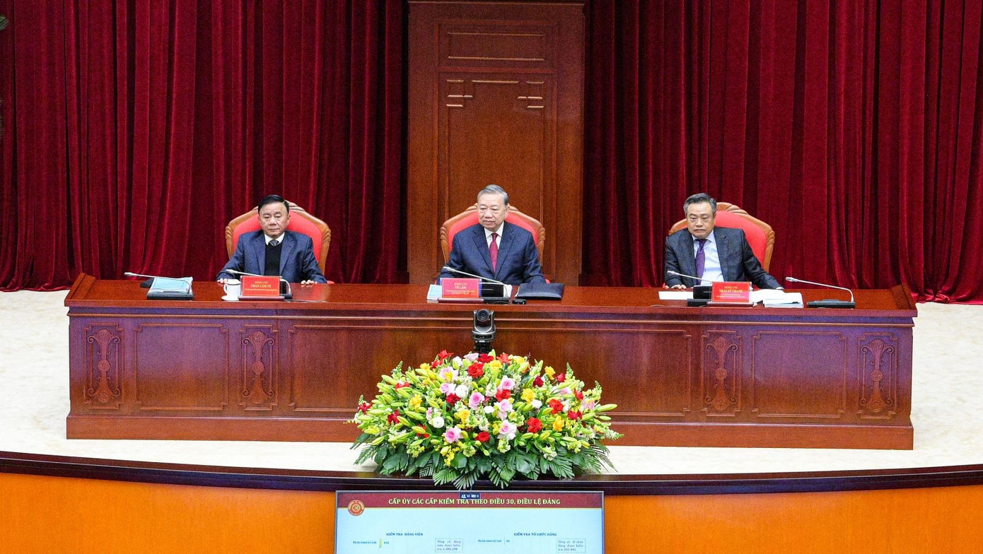 Tổng Bí thư Tô Lâm, Thường trực Ban Bí thư Trần Cẩm Tú và Chủ nhiệm UBKT Trung ương Trần Sỹ Thanh chủ trì hội nghị. Ảnh: Cổng thông tin Đảng Cộng sản. tienphong-2411tbt1.jpg