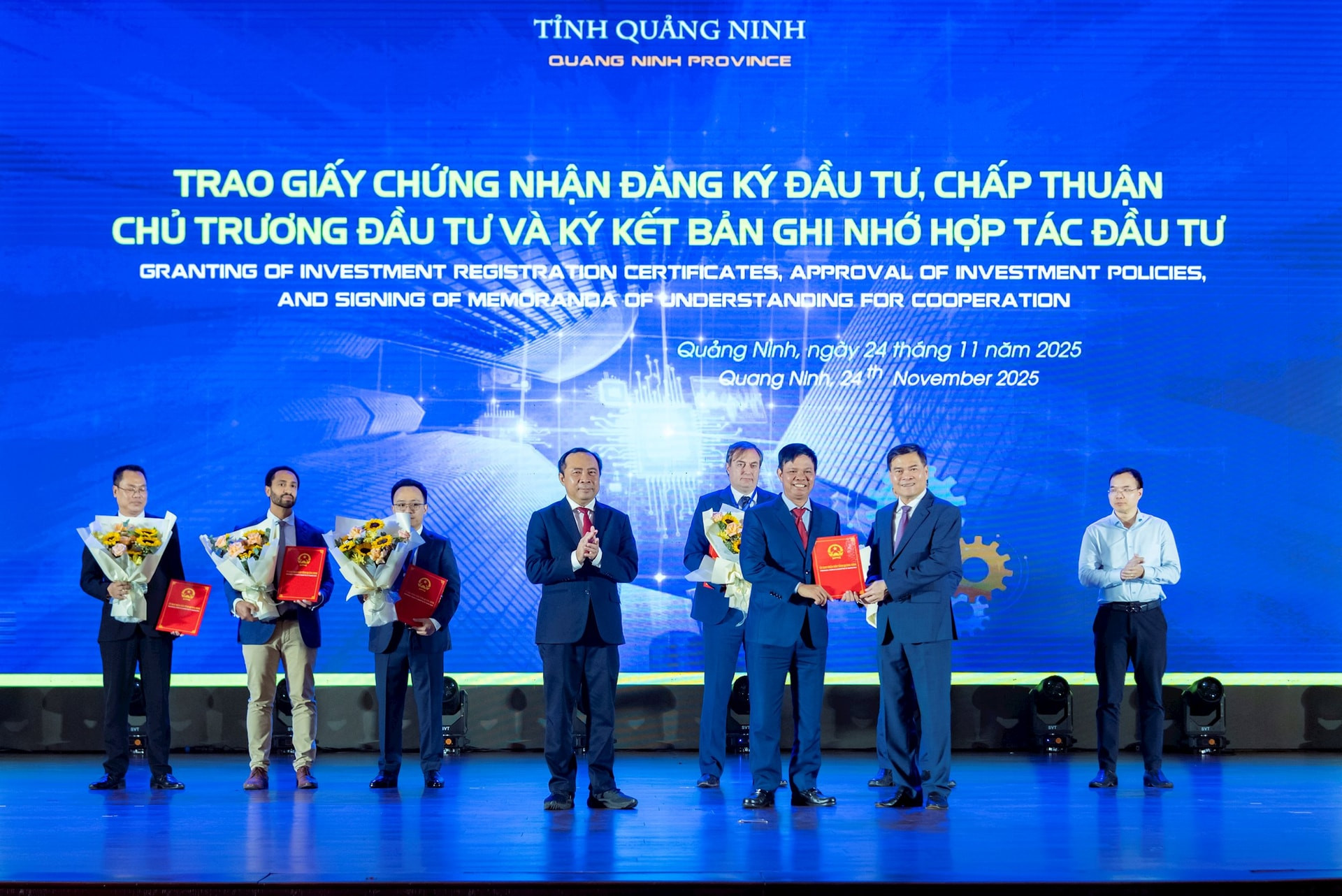 Đại diện Tập đoàn FPT nhận chứng nhận đăng ký đầu tư dự án xây dựng Khu Công nghệ số tập trung và khu phụ trợ tại Quảng Ninh