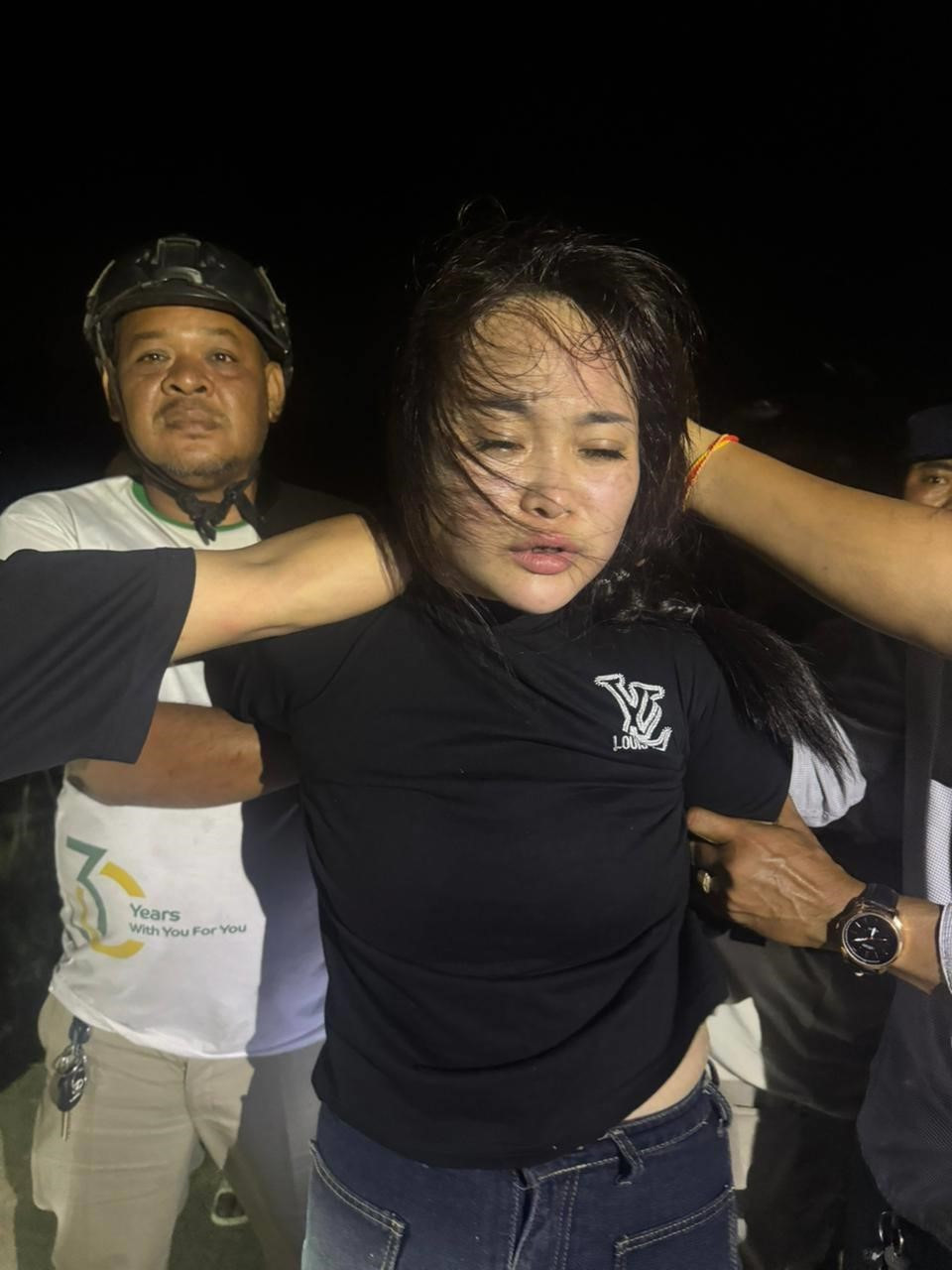 Vụ tù nhân nổ súng vào cảnh sát, trốn thoát ngay trước cửa tòa án Campuchia: Người phụ nữ bị đồn là ‘Chị đại’ người Việt nói gì? - ảnh 3