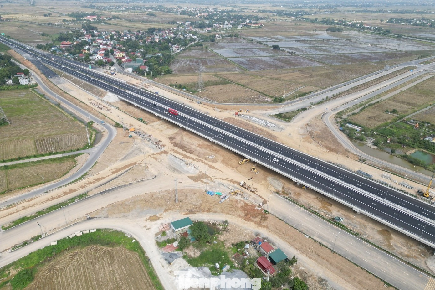 Chính thức thông xe cầu vượt trên đoạn tuyến cao tốc có lượng xe đi lại đông nhất miền Bắc- Ảnh 1. Chính thức thông xe cầu vượt trên đoạn tuyến cao tốc có lượng xe đi lại đông nhất miền Bắc- Ảnh 1.